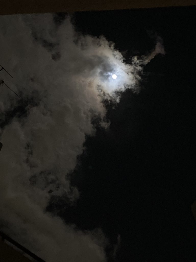 雲に隠れた満月